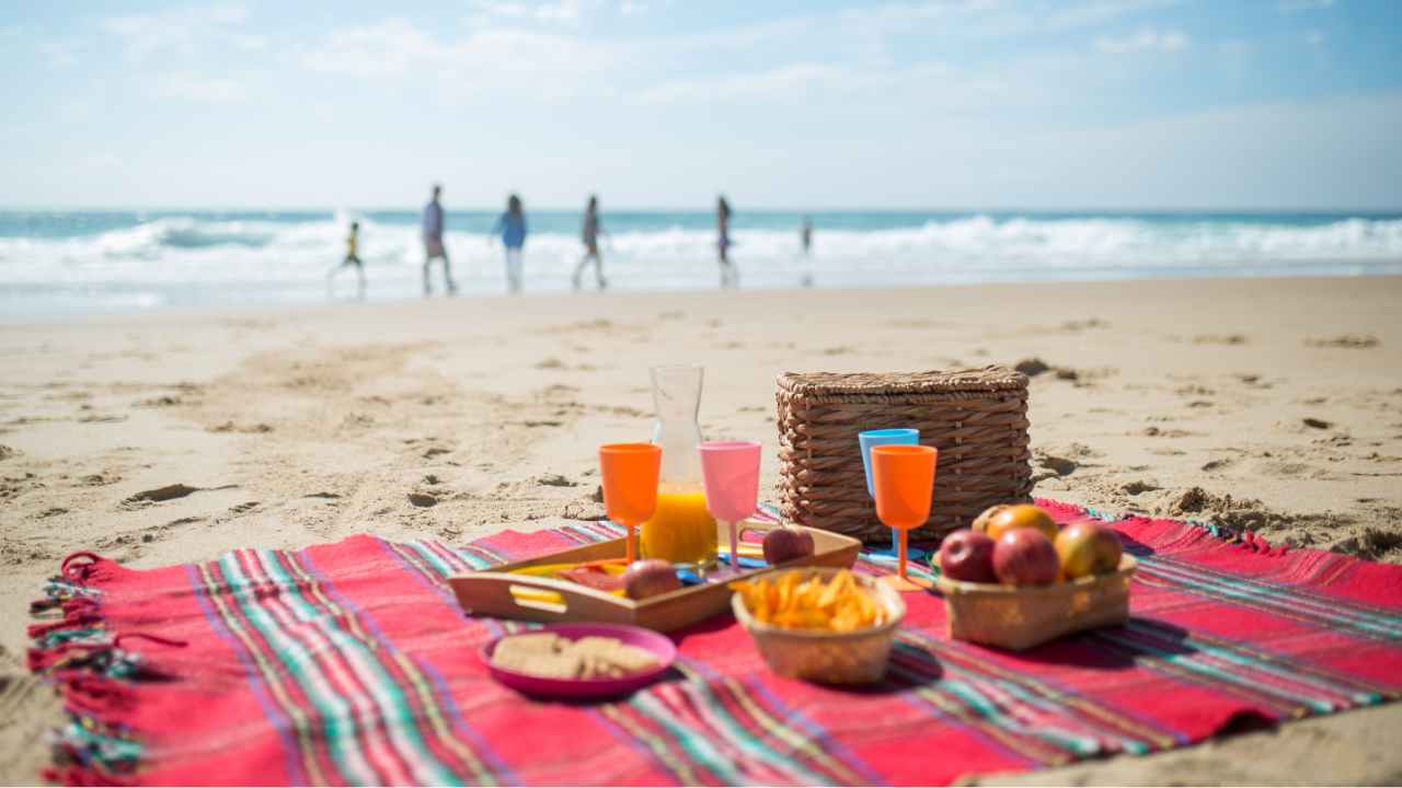 Un picnic per mangiare in spiaggia