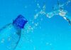 Una bottiglia di acqua aperta