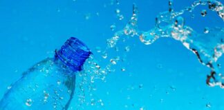 Una bottiglia di acqua aperta