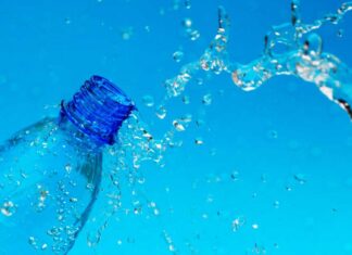 Una bottiglia di acqua aperta
