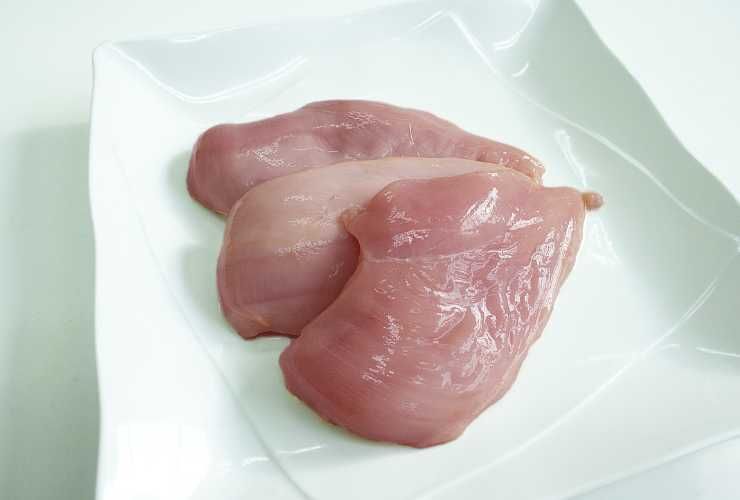 Cotolette di pollo ripiene di prosciutto cotto e provola - Ricettasprint.it