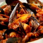 Pomodoro, aglio e prezzemolo: le cozze alla tarantina si fanno così, scarpetta obbligatoria Cozze alla tarantina