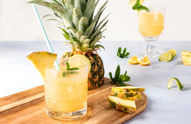 Ananas intero e sotto forma di succo
