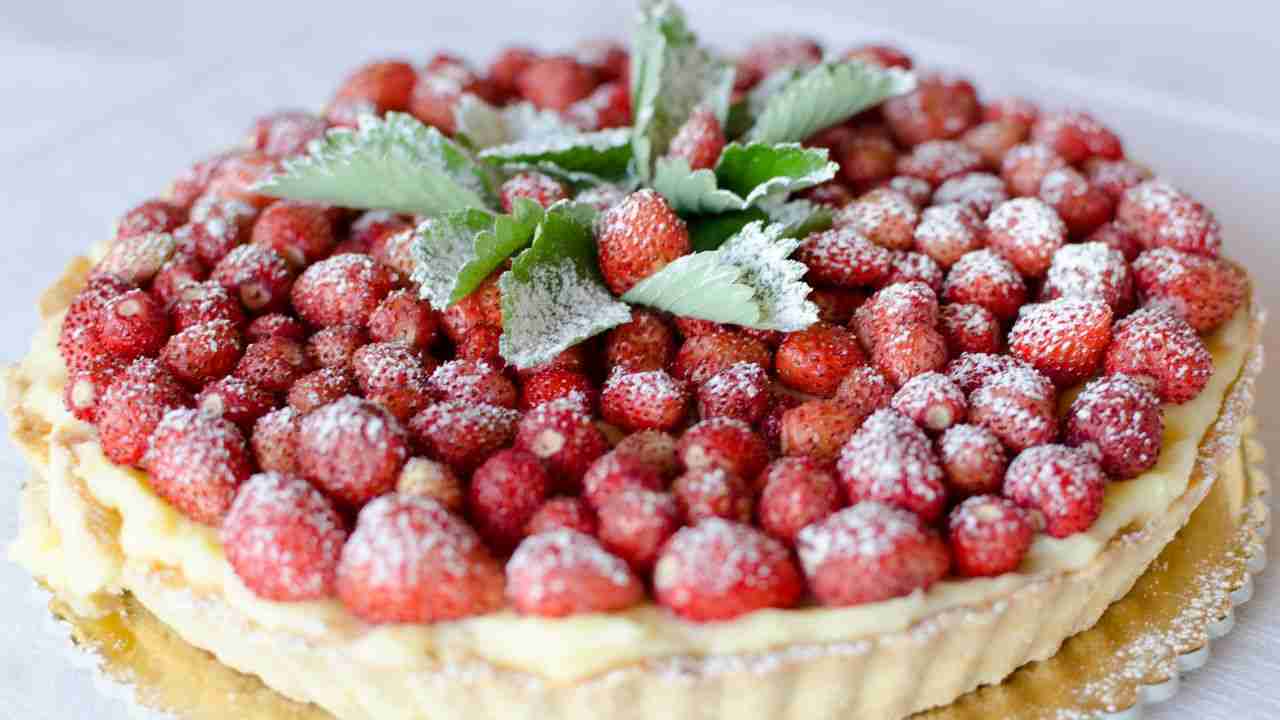 Crostata con crema chantilly e fragoline