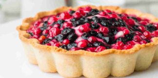 Crostata morbida ai frutti di bosco e yogurt greco, un dolce che ti sveglia bene e con il sorriso