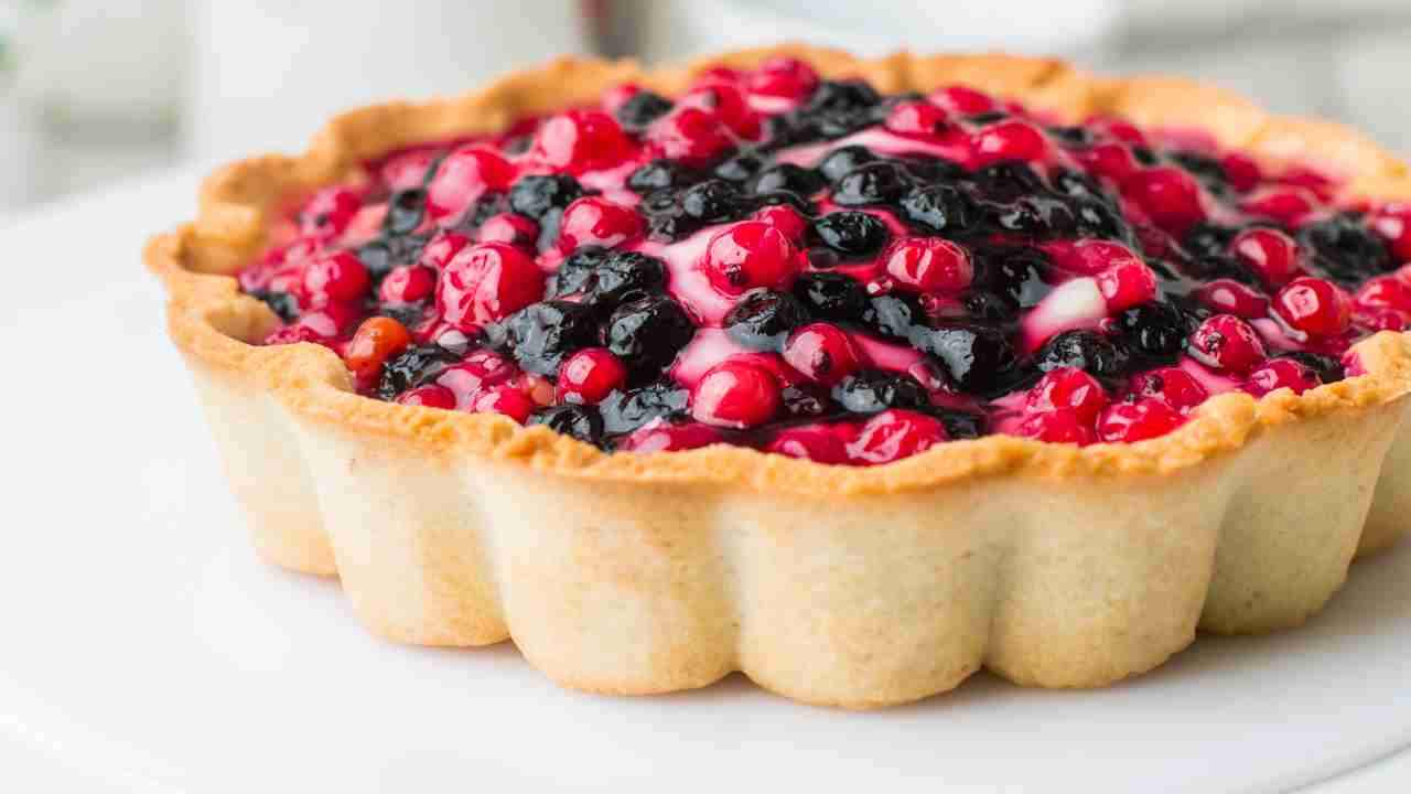 Crostata morbida ai frutti di bosco e yogurt greco, un dolce che ti sveglia bene e con il sorriso