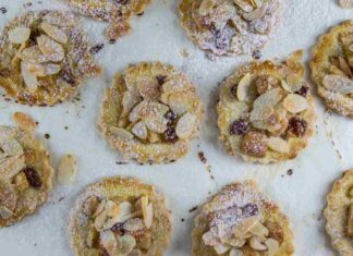 Crostatine alle mele e uva passa RicettaSprint