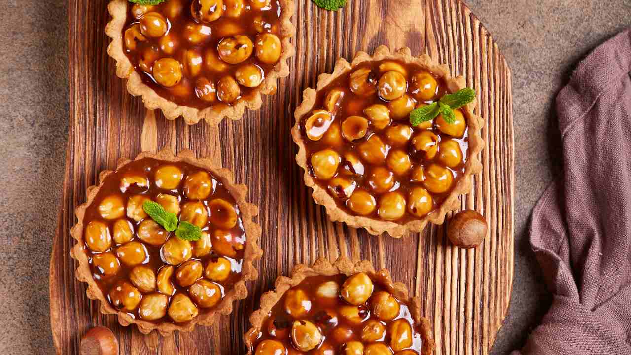 Crostatine segrete alla nocciola e caramello salato