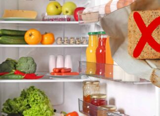 Un frigo aperto ed un dado da cucina