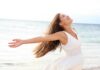 Donna felice al mare