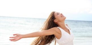 Donna felice al mare