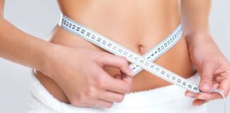 Una donna mostra il ventre in gran forma