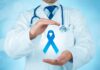 Un medico ed un nastro simbolo della lotta al cancro