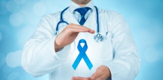 Un medico ed un nastro simbolo della lotta al cancro