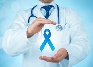 Un medico ed un nastro simbolo della lotta al cancro