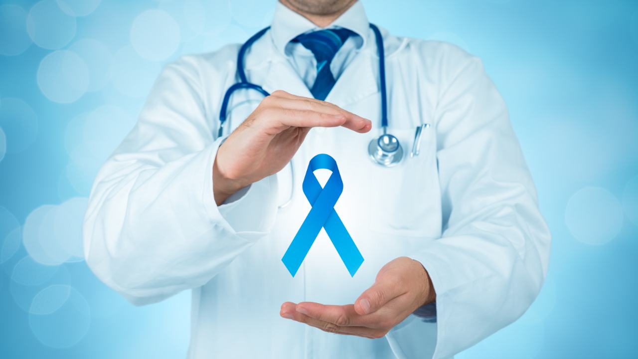 Un medico ed un nastro simbolo della lotta al cancro