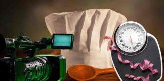 Un cappello da chef ed una telecamera televisiva con una bilancia ed un metro