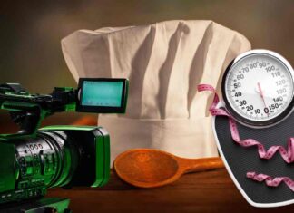 Un cappello da chef ed una telecamera televisiva con una bilancia ed un metro
