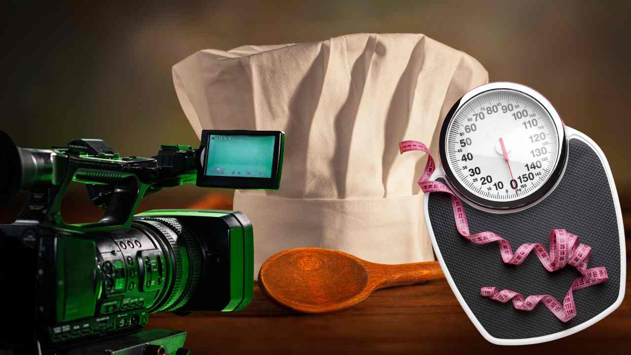 Un cappello da chef ed una telecamera televisiva con una bilancia ed un metro