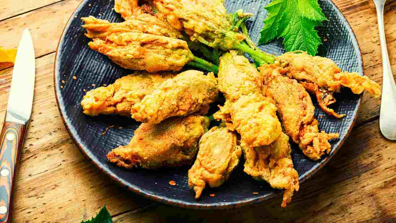 Fiori di zucca croccanti in friggitrice ad aria
