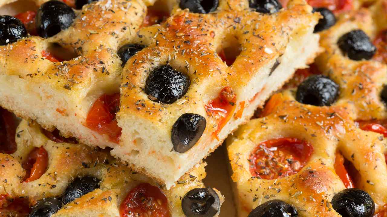 Focaccia con olive e pomodoro - RicettaSprint