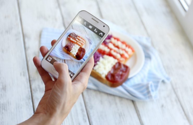 Una foto al cibo con uno smartphone