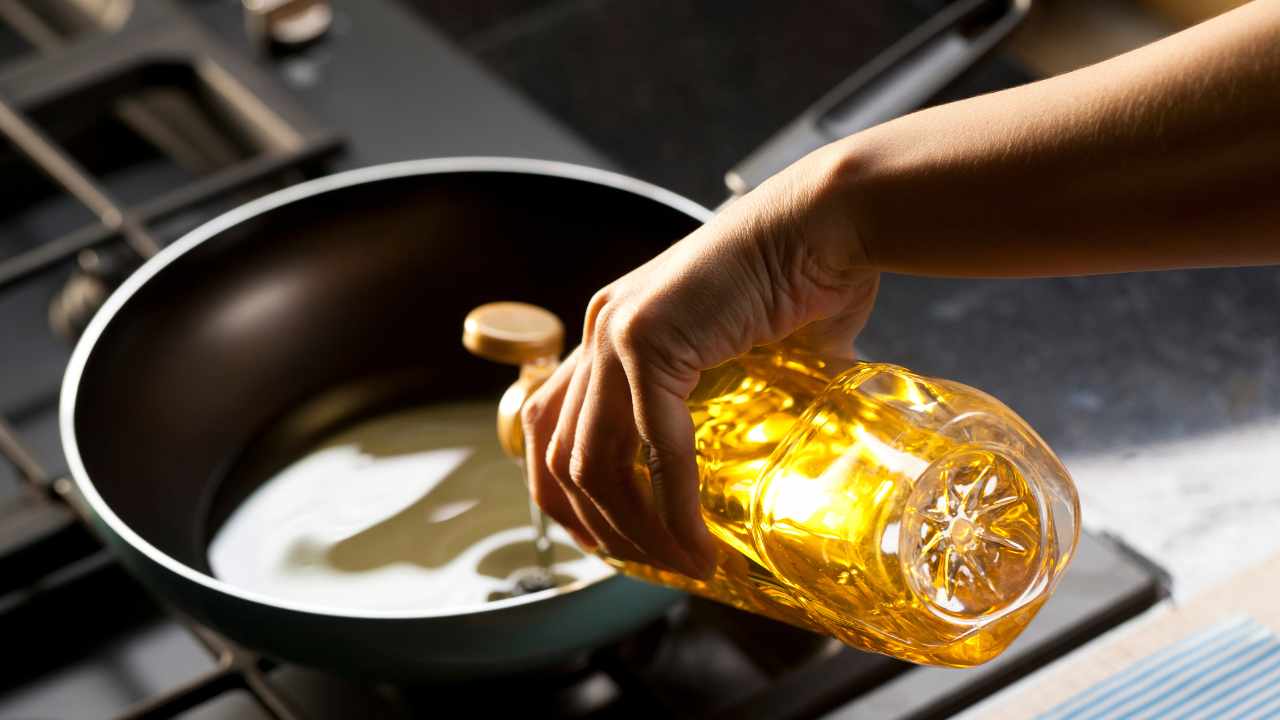 Friggere i calamari nell'olio bollente RicettaSprint