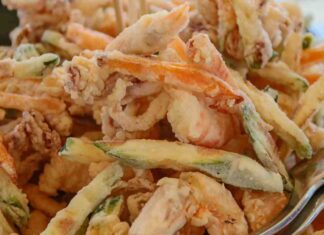 Frittura di anelli, verdure e gamberetti