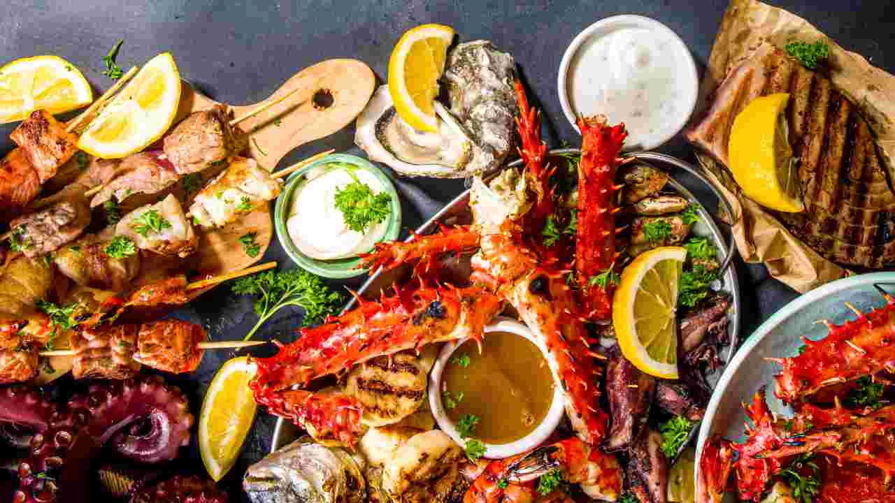 Una gran varietà di frutti di mare diversi