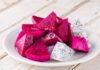 Un dragon fruit tagliato a pezzi