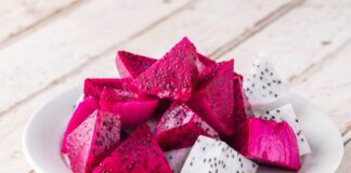 Un dragon fruit tagliato a pezzi