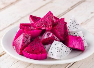 Un dragon fruit tagliato a pezzi