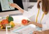 Una nutrizionista con della frutta estiva