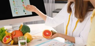 Una nutrizionista con della frutta estiva