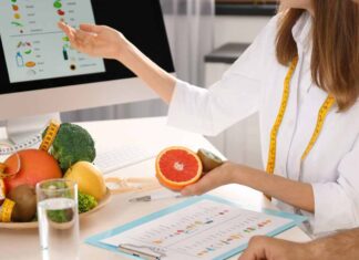 Una nutrizionista con della frutta estiva