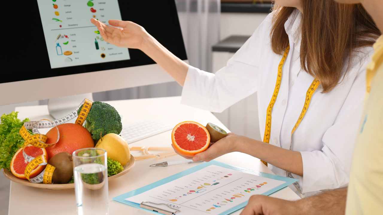 Una nutrizionista con della frutta estiva