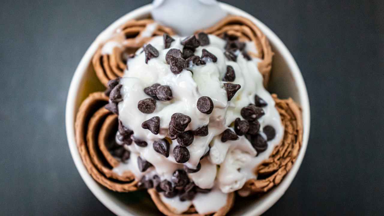 Gelato con gocce di cioccolato - RicettaSprint
