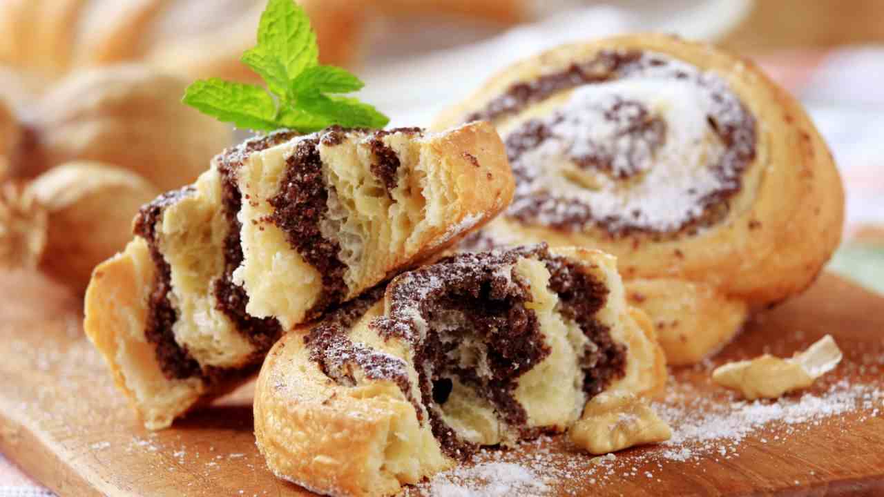 Girelle veloci di pasta sfoglia con crema al cioccolato