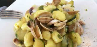 Gnocchi di patate con vongole e zucchine