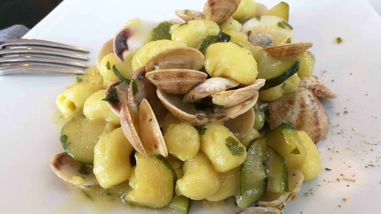 Gnocchi di patate con vongole e zucchine