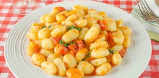 Gnocchi in padella pomodorini e basilico