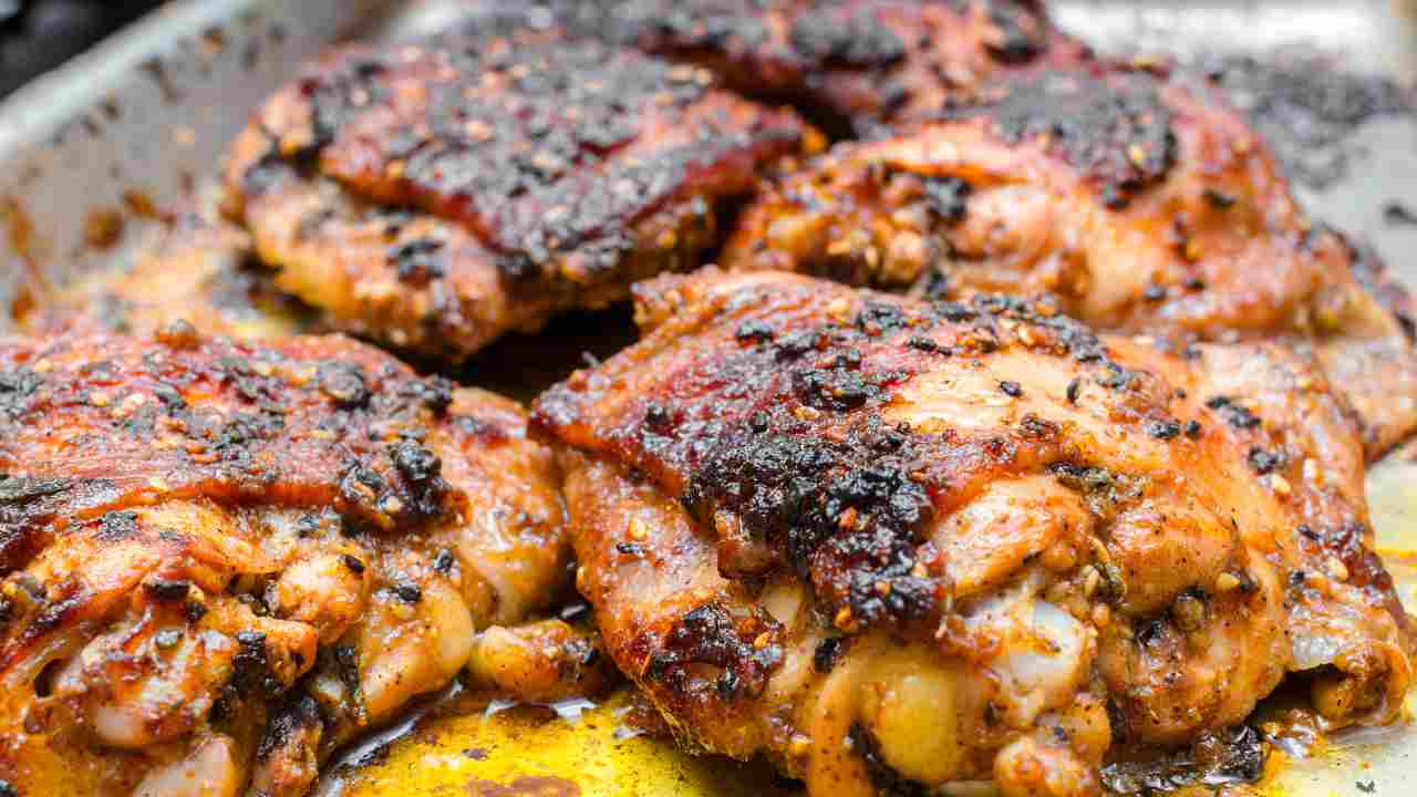 Il pollo lo metti a pezzi, il forno fa il resto. Il segreto è in questa marinatura che profuma di casa