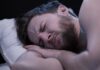 Un uomo che sta avendo degli incubi di notte