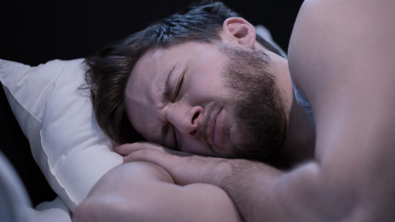 Un uomo che sta avendo degli incubi di notte
