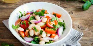 Insalata con i fagioli in scatola