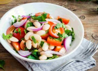 Insalata con i fagioli in scatola