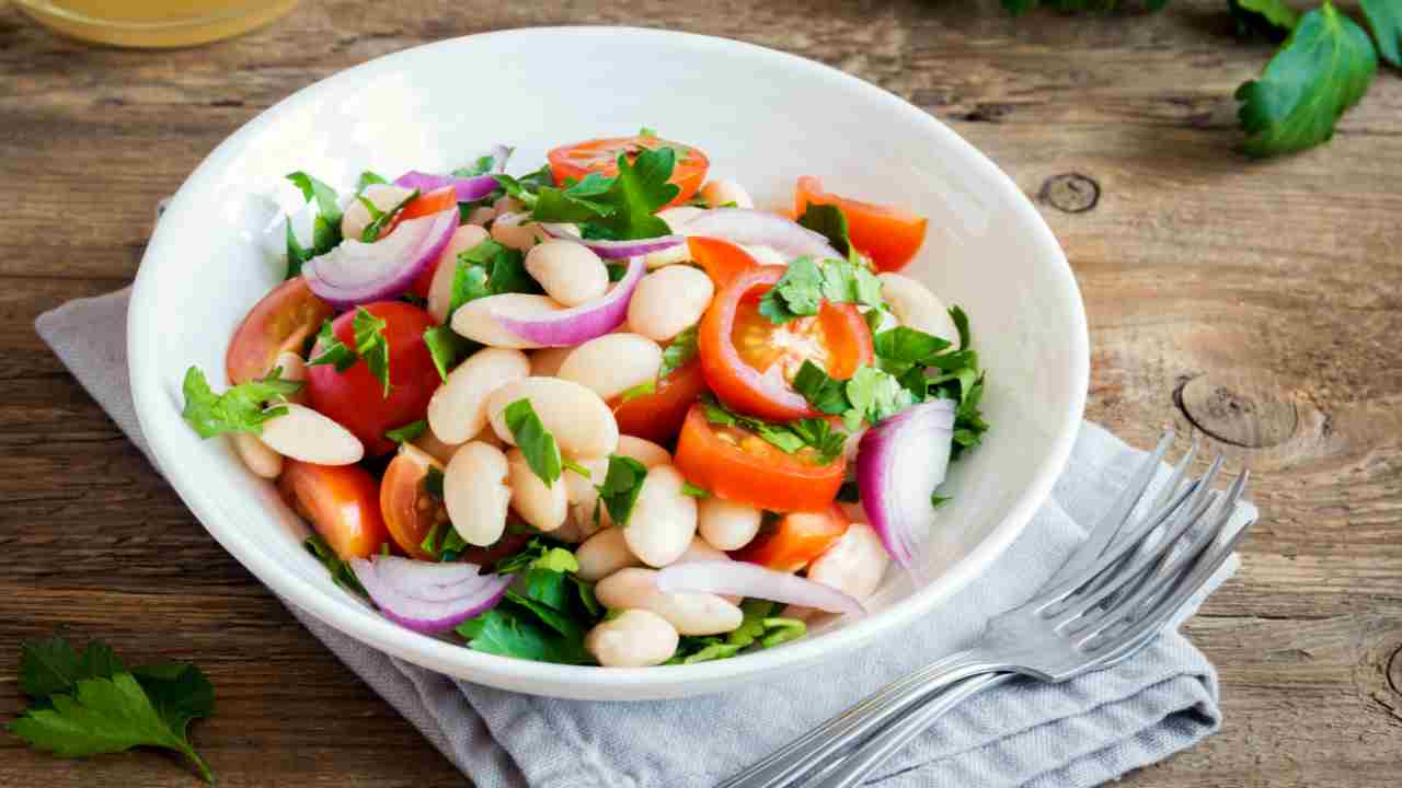Insalata con i fagioli in scatola