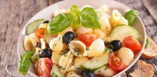 Insalata di pasta fredda con cetriolo pomodori e mozzarella RicettaSprint