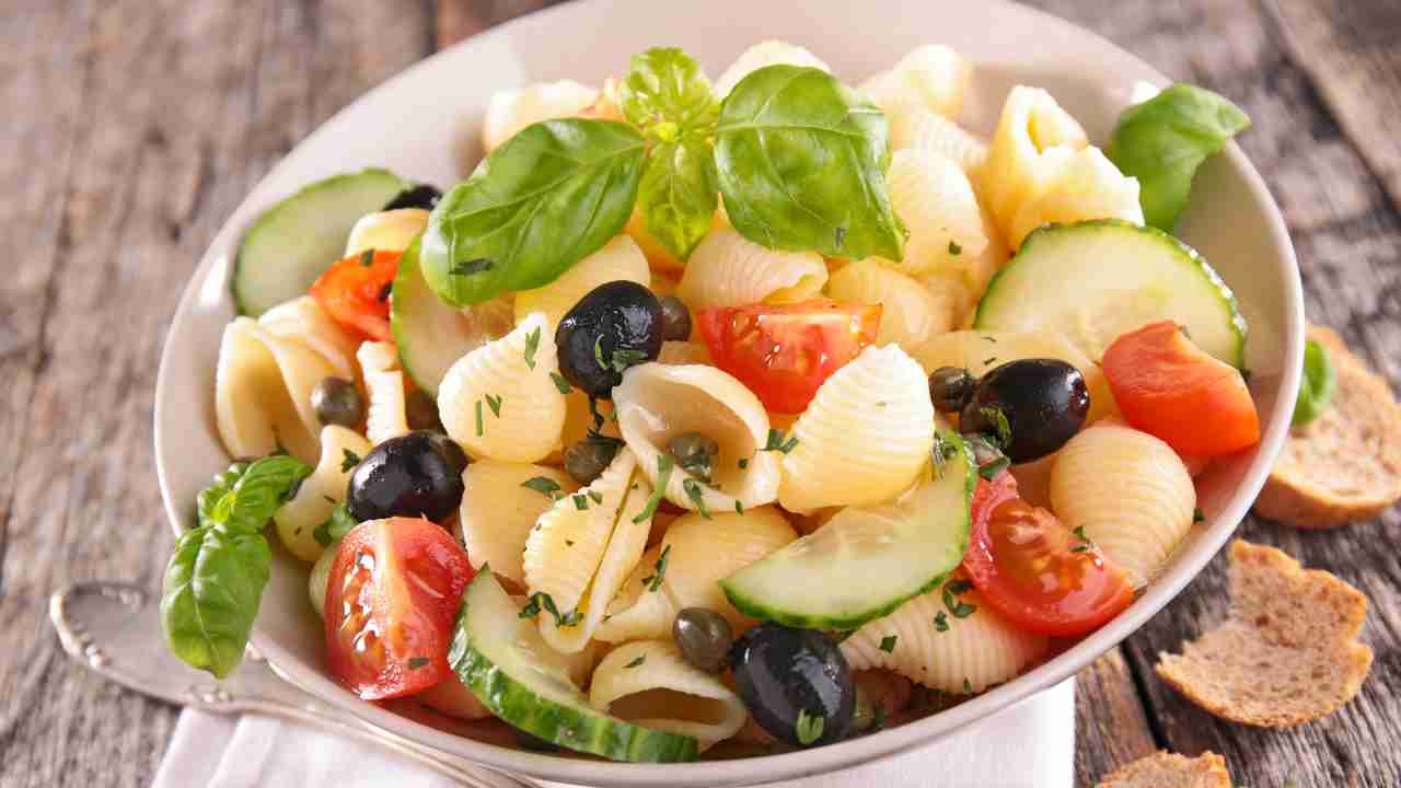 Insalata di pasta fredda con cetriolo pomodori RicettaSprint