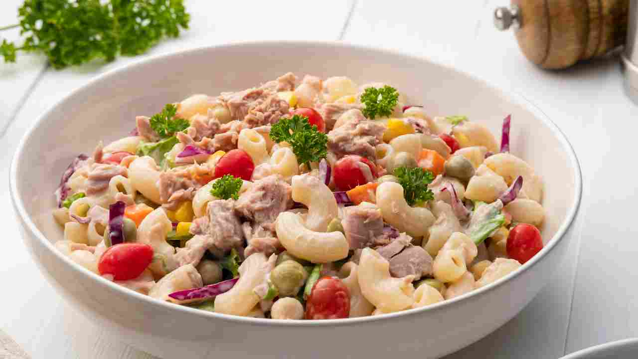 Insalata di pasta fredda per l'estate